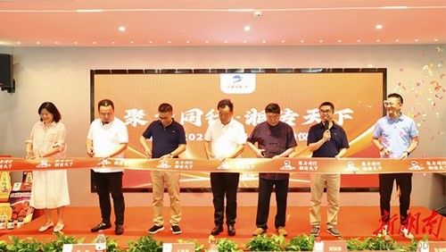 泰斗助陣，辣妹子夯實湘味復(fù)合調(diào)味醬賽道護(hù)城河